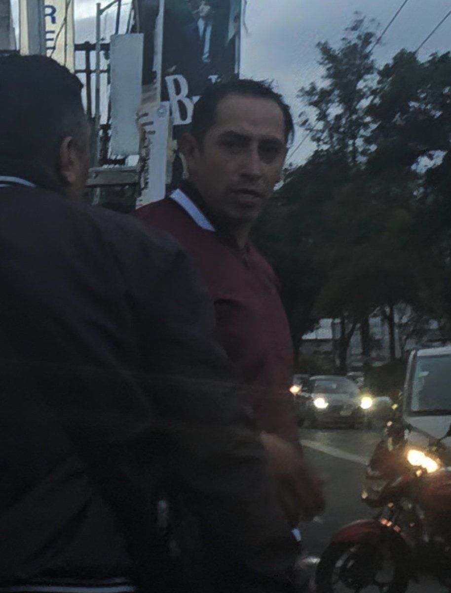 gentagle23's tweet photo. Quiero reportar a este tipo que golpeó a mi hermano afuera de BBVA de Camarones. La señora me empezó a dar de cascasos y me arrancó mi cabello. Hasta que llego la policía se calmaron en violencia y agresiones. 
#Cdmx  #atencioncdmx @SSPCMexico https://t.co/1wuTYqQyrK