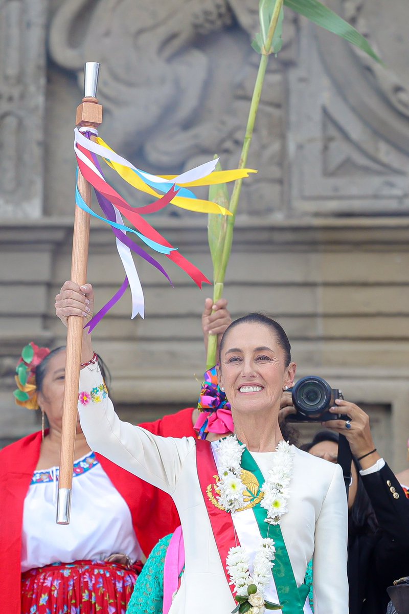 Mike_Oviedo's tweet photo. Hoy el Bastón de Mando en México lo porta una mujer.

La Presidenta @Claudiashein.
