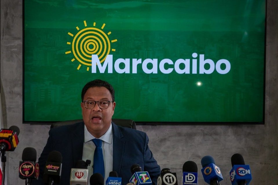 eldiario's tweet photo. #1Oct | Denunciaron la detención del alcalde de Maracaibo, Rafael Ramírez Colina, por parte de funcionarios del Sebin. 

También se encuentran detenidos su jefe de seguridad y dos escoltas, informó la periodista Beatriz Adrián (@Beadrian) en su cuenta de X. https://t.co/aZCpBIG7bg