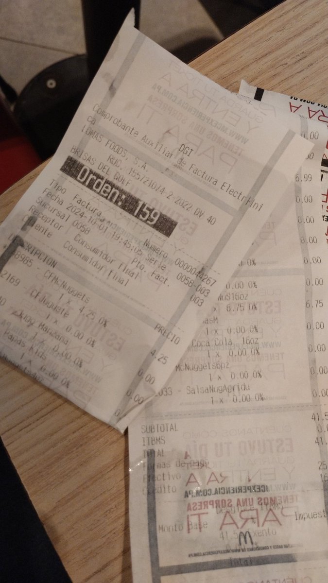 _luis_alex's tweet photo. @mcdonaldspa no es posible que uno viene a comer y utilizar el APP en donde salen varias opciones y aquí en La Loma Brisas del Golf digan que no aplican porque "son franquicias" y no todo aplica aquí. 
Incluso el clásico refil que en otro Mcdonald's si hay aquí no aplica. Que mal https://t.co/4O6Bv0kGfg