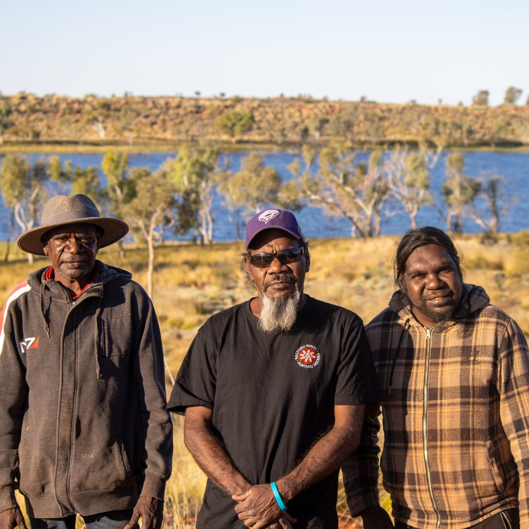🔥 #KJMartuRangers conduct 'right-way' burning in #KarlamilyiNationalPark, using traditional #Pujiman ways. 'Right-way' burning creates firebreaks, protecting cultural sites, threatened species, + Martu communities from wildfires. #KeepingCountryHealthy