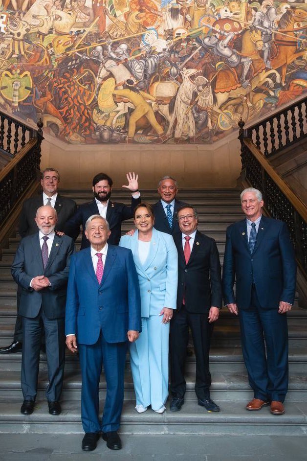 jldebeaumont's tweet photo. Qué foto infame. Un delincuente, un viejo gagá, un exterrorista, un lunático y oh! Un dictador hereditario? Y todos sonriendo?
Esa es la “honorable” izquierda y extrema izquierda latinoamericana.
#Funestos https://t.co/Yu9hEXnjCs