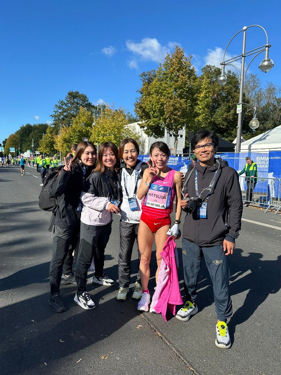 Mzk0531Mzk's tweet photo. ベルリンマラソンに出場してきました！
2時間20分42秒で自己記録を更新し6位入賞することができました。初マラソン以来〝楽しい〟と思いながら走ることが出来てとても幸せな42.195kmでした。まだまだ進化出来ると自分を鼓舞しながら次も頑張りたいと思います！仲間と共に🤝 https://t.co/mBR5D3nETt