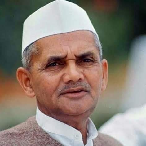 BanikDevraj's tweet photo. परम पूज्यनीय श्री लाल बहादुर शास्त्री जी की जयंती पर मेरा सत सत परनाम । उनका पूरा जीवन राष्ट्र के प्रति समर्पण.....
जय जवान जय किसान
भारत माता की जय। https://t.co/fQG54ayUl6