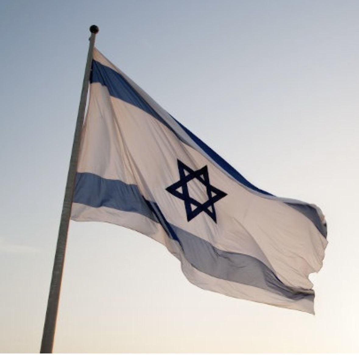 Israel está luchando por Occidente y por la vida en libertad. Es la primera frontera del mundo libre y de la democracia. 
Su determinación en soledad un día será reconocida por todos.