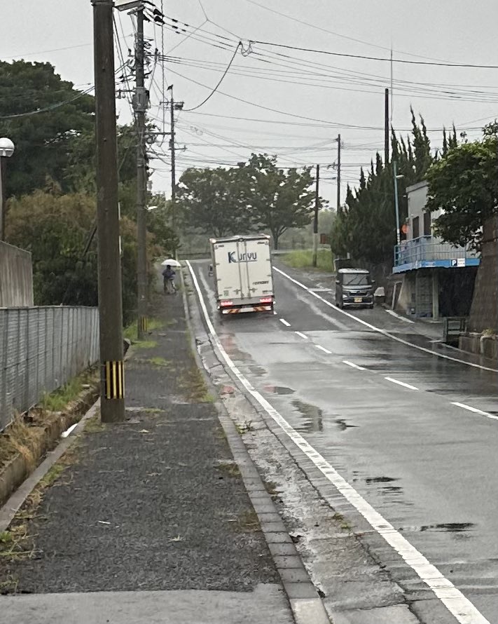 今朝、Kuryuと書いてある写真のトラックに跳ね上げた水をかけられてしまった。

思わず冷てーと叫んだが、走り去っていったので、慌てて写真を撮りました。

自分も車を運転するので、気を付けなくては！
と思った朝でした！

#Kuryu
#トラック
#運送会社
#雨の日は気を付けて下さい