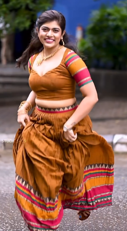 Hot Rithu Chowdary Biography, TV Actress Reethu Chowdary Telugu Hot heroine iiQ8