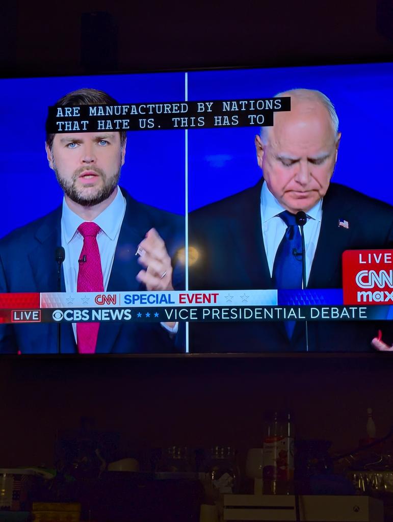 TheKateRunyon's tweet image. Walz' mic is in the LEFT side of tie. Vance's is on the RIGHT. It's the attention to detail for me lol #VPDebate2024