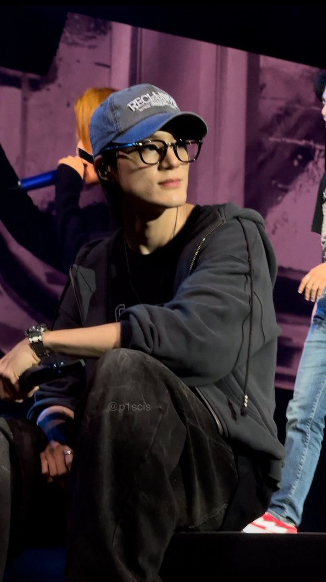 jungshasa's tweet photo. jeno with glasses 🖤 https://t.co/OxloOPJ5mj