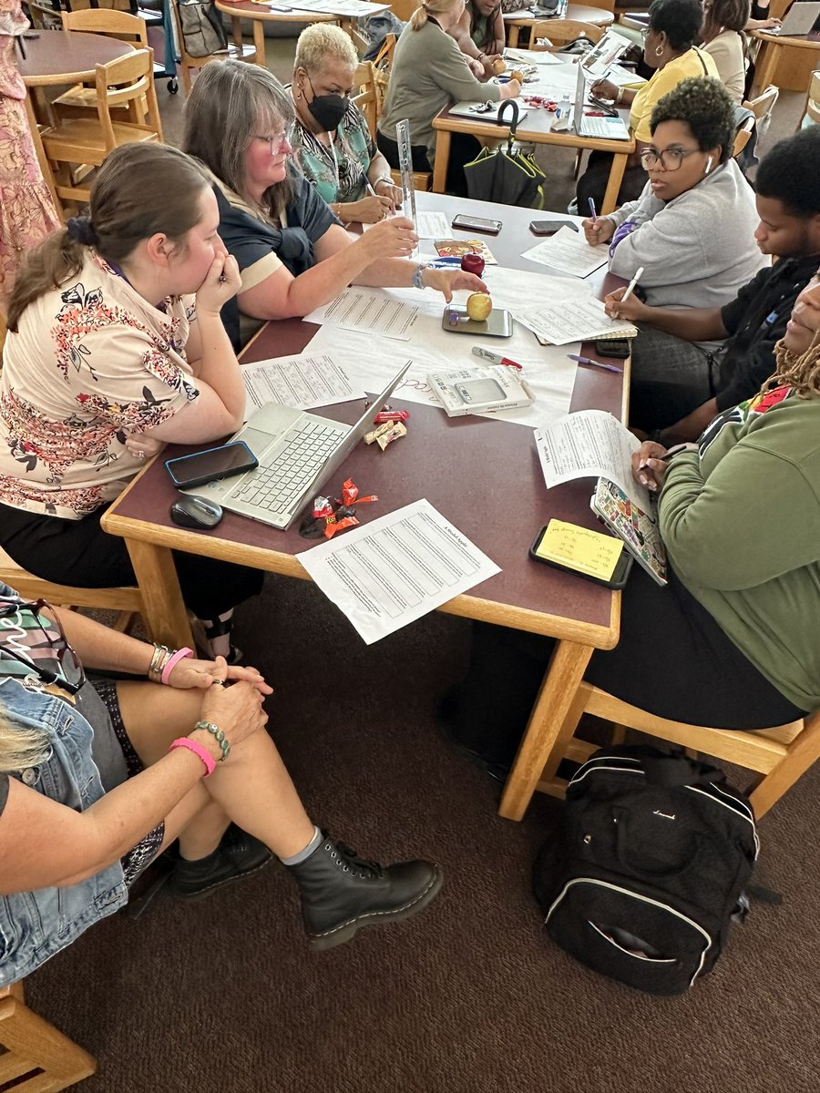 KatelynLeitner1's tweet image. Secondary science teachers dove into professional learning, honing their skills on best practices for vocabulary instruction! After students explore and build context, we&apos;re refining strategies to deepen understanding and retention. #ScienceEd #BestPractices #ProfessionalLearning