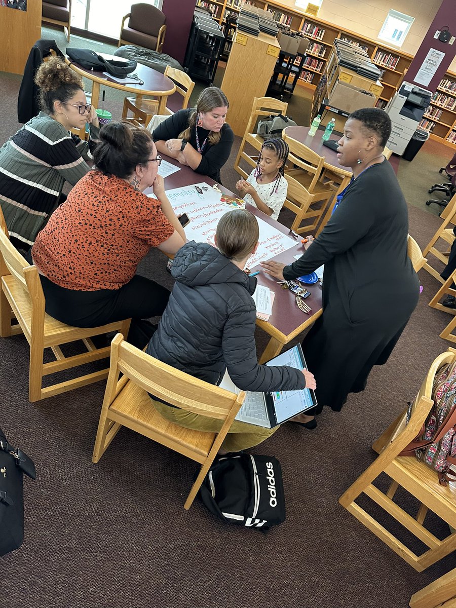 KatelynLeitner1's tweet image. Secondary science teachers dove into professional learning, honing their skills on best practices for vocabulary instruction! After students explore and build context, we&apos;re refining strategies to deepen understanding and retention. #ScienceEd #BestPractices #ProfessionalLearning