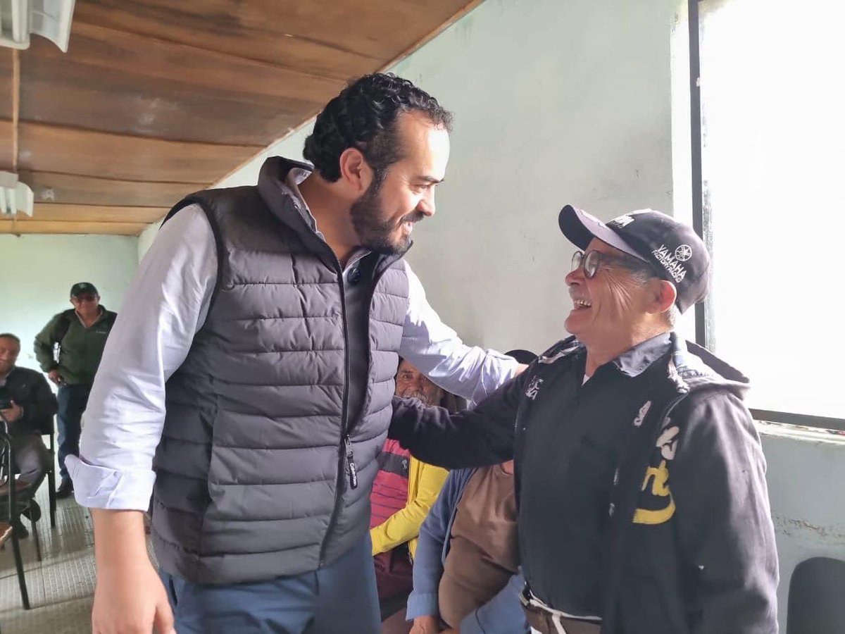 Visitamos la comunidad de Yacudel, afectada en su sistema de agua potable por el incendio forestal.

Nuestro compromiso es atender las necesidades prioritarias y tenemos lista la planificación para restablecer el sistema cuanto antes. 

Gracias por todo el cariño al recibirnos.