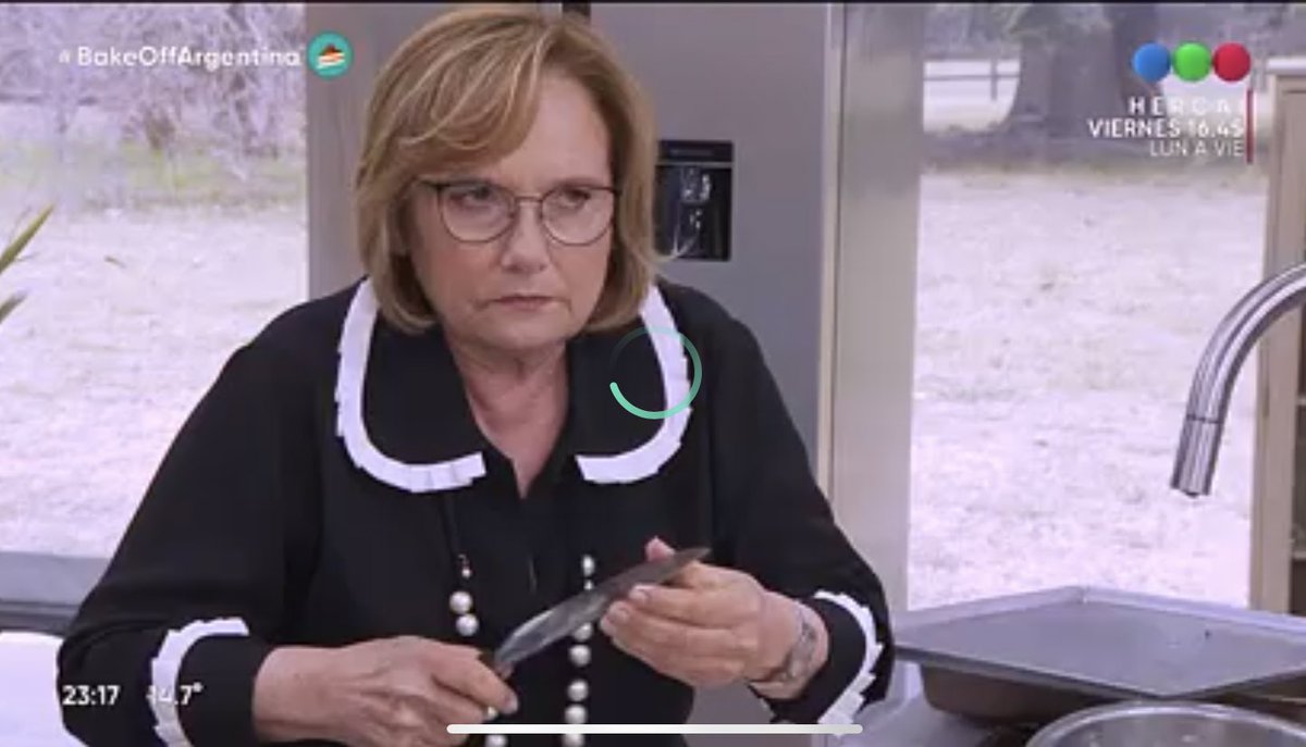 beu_marsh's tweet photo. La mujer de Callejero Fino mirando #BakeOffFamosos https://t.co/FdDXpS2fKV