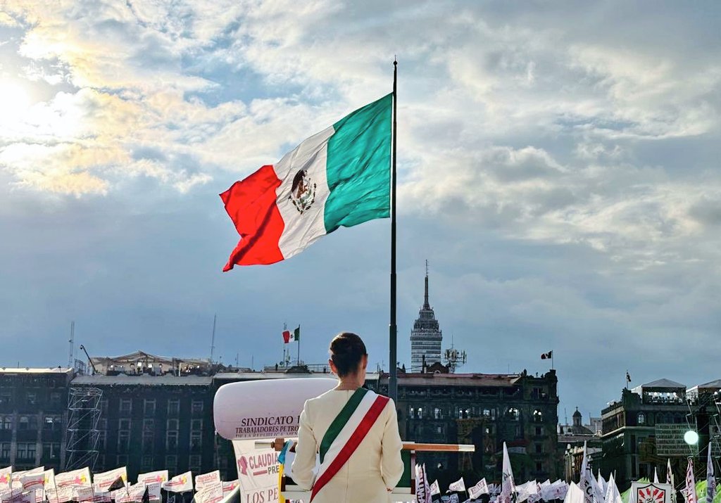 Que gran discurso dió nuestra #PresidentaSheinbaum ante un Zócalo colmado de orgullo y esperanza.

#ClaudiaSheinbaumPresidenta 🇲🇽