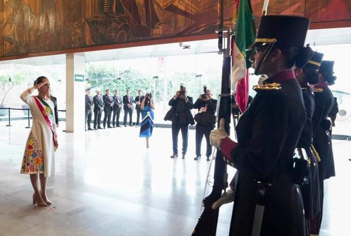 EcatepecSubzona's tweet photo. Hacemos un respetuoso reconocimiento a la Dra. Claudia Sheinbaum Pardo por su toma de protesta como Presidenta Constitucional de los Estados Unidos Mexicanos y a su vez el otorgamiento de Comandante Suprema de las Fuerzas Armadas.
Históricos nombramientos en nuestro país. https://t.co/3ayAYX2iyo