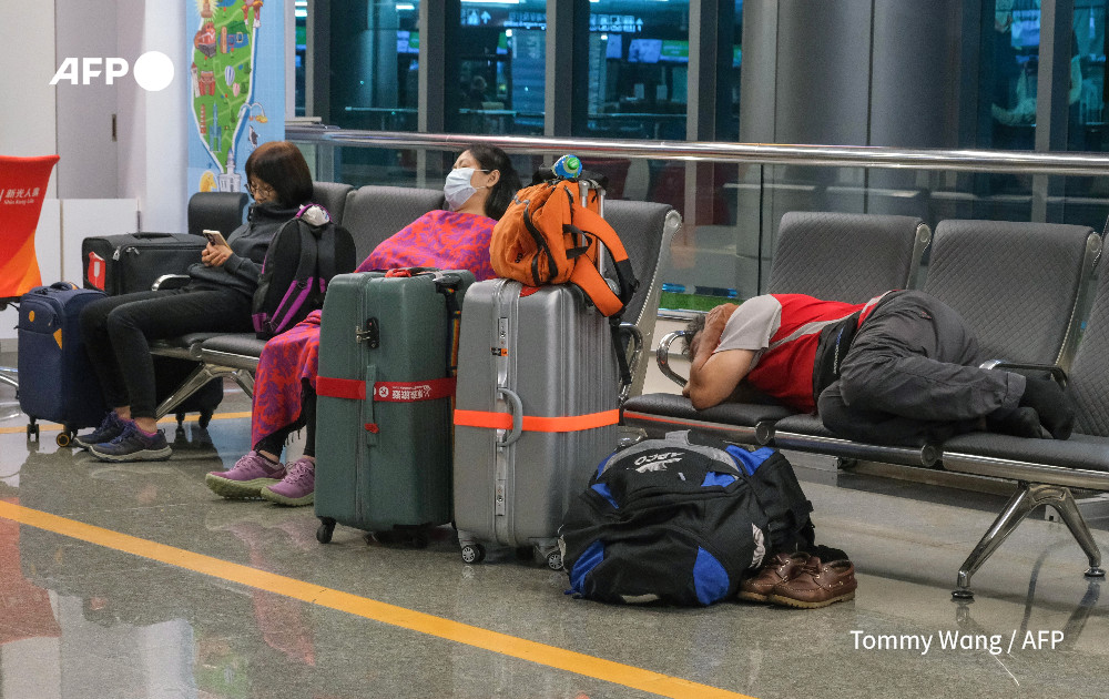 AFP's tweet photo. Taiwan shuts down as Typhoon Krathon approaches.

Taiwan shut down schools and closed its financial markets on Wednesday as Typhoon Krathon pounded its south and east with torrential rains and winds ahead of its expected landfall

https://t.co/E5ie8IAI41 https://t.co/FGRBoD5wdr