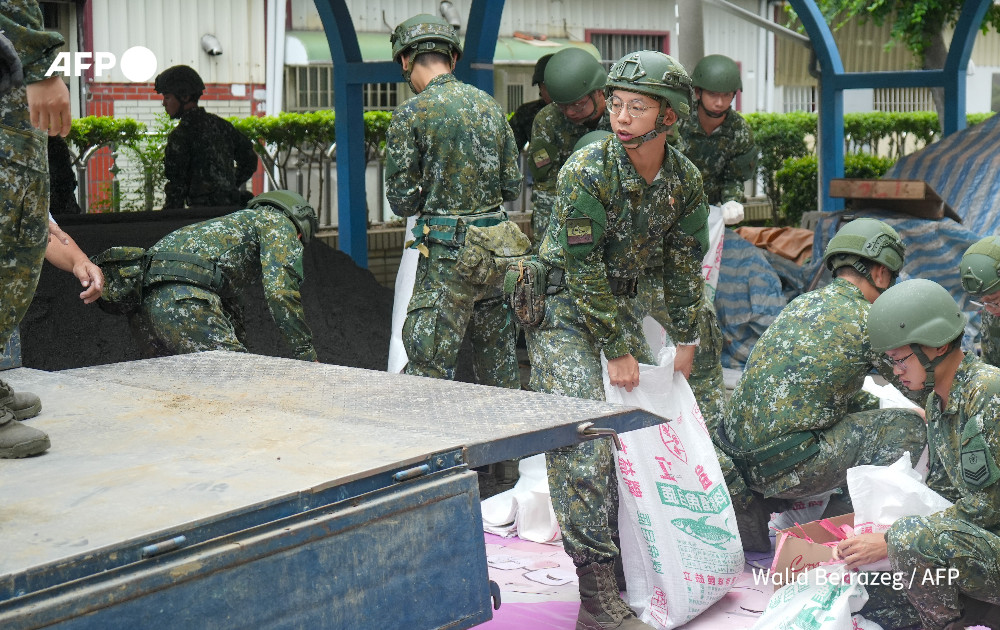 AFP's tweet photo. Taiwan shuts down as Typhoon Krathon approaches.

Taiwan shut down schools and closed its financial markets on Wednesday as Typhoon Krathon pounded its south and east with torrential rains and winds ahead of its expected landfall

https://t.co/E5ie8IAI41 https://t.co/FGRBoD5wdr