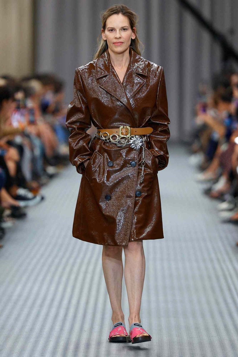 glittermagazine's tweet photo. Hillary Swank made her runway debut at the Miu Miu show during Paris Fashion Week.🤎
#HillarySwank #MiuMiu #ParisFashionWeek https://t.co/KkEgTiB2l0