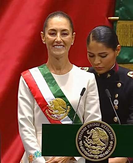 casapueblanynj's tweet photo. Hoy 1 de Octubre de 2024 
¡Estamos viviendo un momento histórico! Tras más de 200 años como nación independiente, la Dra. Claudia Sheinbaum tomó protesta, como la primera Presidenta Constitucional de los Estados Unidos Mexicanos.

¡Es tiempo de mujeres! Muchas Felicidades https://t.co/ctvnHzbHOE