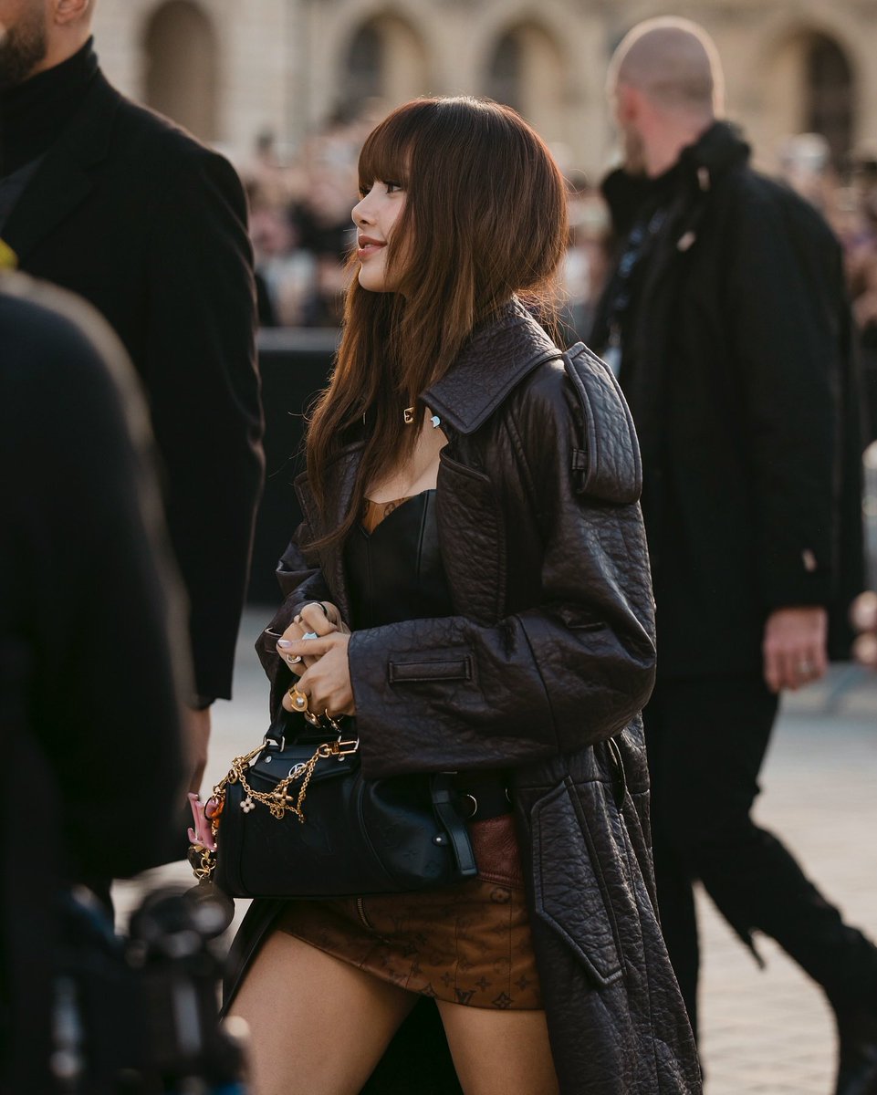 แกรูปนี้น้องไวป์ดีมากกกก🌟🤎🤎

LISA LV HOUSE AMBASSADOR  
#LISAxLVSS25  
#LISAxLouisVuitton 
#ParisFashionWeek #LVSS25        
<a href="/LouisVuitton/">Louis Vuitton</a> <a href="/wearelloud/">LLOUD</a>