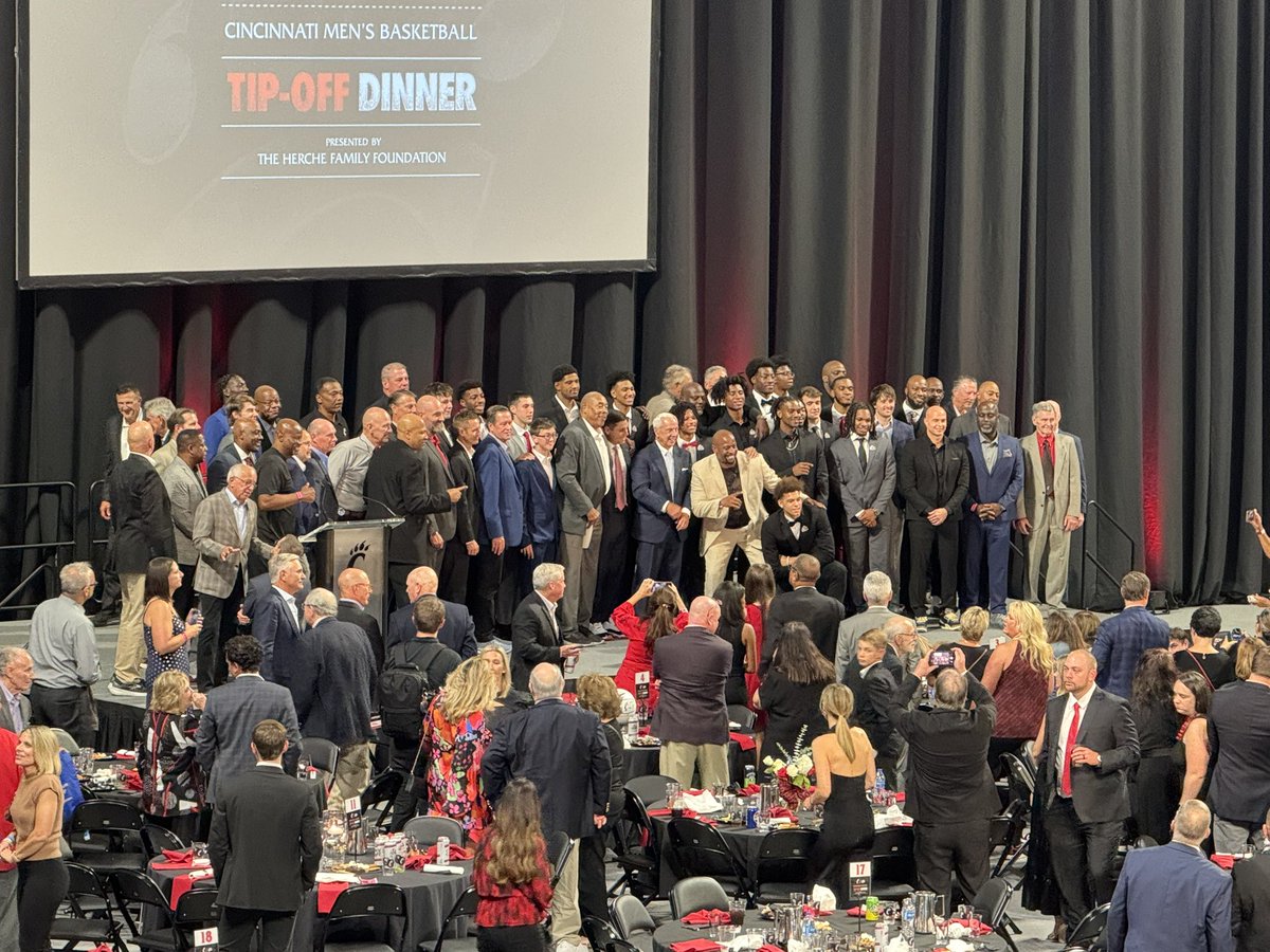 cincygreghoodin's tweet photo. #tipoffdinner @GoBEARCATS @GoBearcatsMBB @uofcincyalumni @GoBearcatsUCATS @uofcincy #BearcatFamily #BearcatsUnited #BearcatsVibes #CincyVibes #LetsReign @CincyReigns 🔴⚫️❤️🖤🔴⚫️❤️🖤🔴⚫️ https://t.co/RR30D98eKk