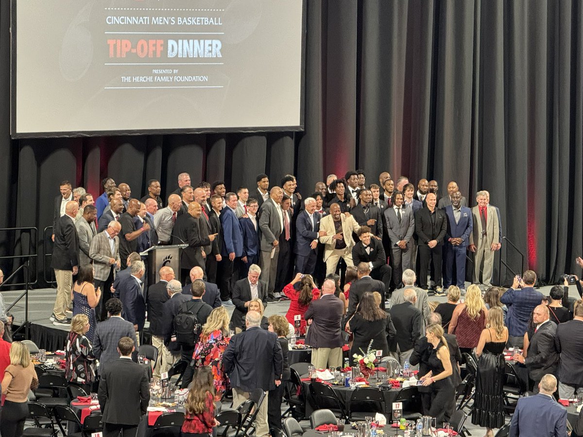 cincygreghoodin's tweet photo. #tipoffdinner @GoBEARCATS @GoBearcatsMBB @uofcincyalumni @GoBearcatsUCATS @uofcincy #BearcatFamily #BearcatsUnited #BearcatsVibes #CincyVibes #LetsReign @CincyReigns 🔴⚫️❤️🖤🔴⚫️❤️🖤🔴⚫️ https://t.co/RR30D98eKk