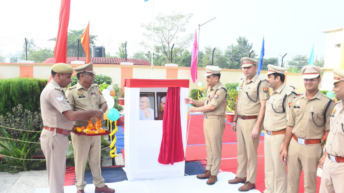 rampurpolice's tweet photo. #एसपी_रामपुर द्वारा पुलिस लाईन, रामपुर में राष्ट्रपिता #महात्मा_गांधी एवं #लाल_बहादुर_शास्त्री जी की जयंती के अवसर पर महापुरूषों के चित्रों पर माल्यार्पण कर पुलिस कर्मियों को शपथ दिलाई गई तथा चतुर्थ श्रेणी कर्म0गण को कंबल वितरित किये गये।
#UPPolice 
#RampurPolice https://t.co/X4UCbudW2r