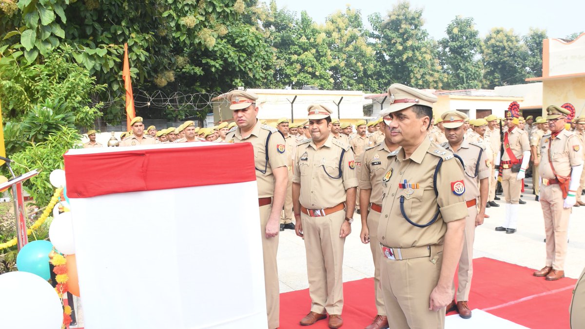 rampurpolice's tweet photo. #एसपी_रामपुर द्वारा पुलिस लाईन, रामपुर में राष्ट्रपिता #महात्मा_गांधी एवं #लाल_बहादुर_शास्त्री जी की जयंती के अवसर पर महापुरूषों के चित्रों पर माल्यार्पण कर पुलिस कर्मियों को शपथ दिलाई गई तथा चतुर्थ श्रेणी कर्म0गण को कंबल वितरित किये गये।
#UPPolice 
#RampurPolice https://t.co/X4UCbudW2r