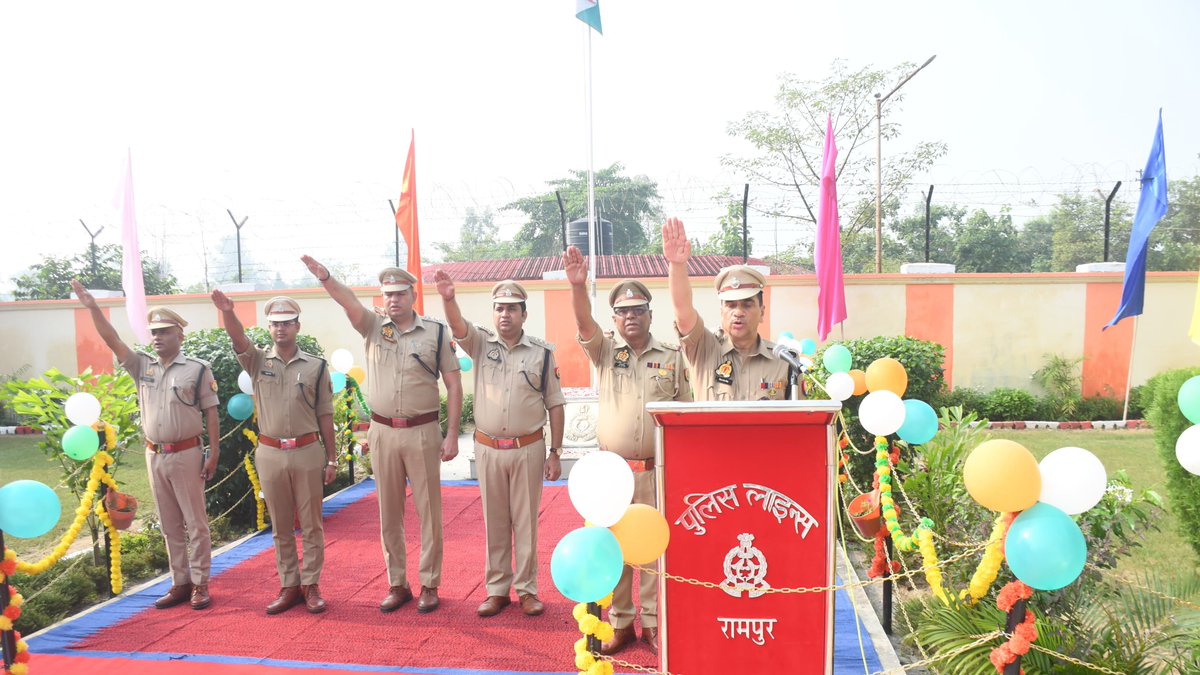 rampurpolice's tweet photo. #एसपी_रामपुर द्वारा पुलिस लाईन, रामपुर में राष्ट्रपिता #महात्मा_गांधी एवं #लाल_बहादुर_शास्त्री जी की जयंती के अवसर पर महापुरूषों के चित्रों पर माल्यार्पण कर पुलिस कर्मियों को शपथ दिलाई गई तथा चतुर्थ श्रेणी कर्म0गण को कंबल वितरित किये गये।
#UPPolice 
#RampurPolice https://t.co/X4UCbudW2r