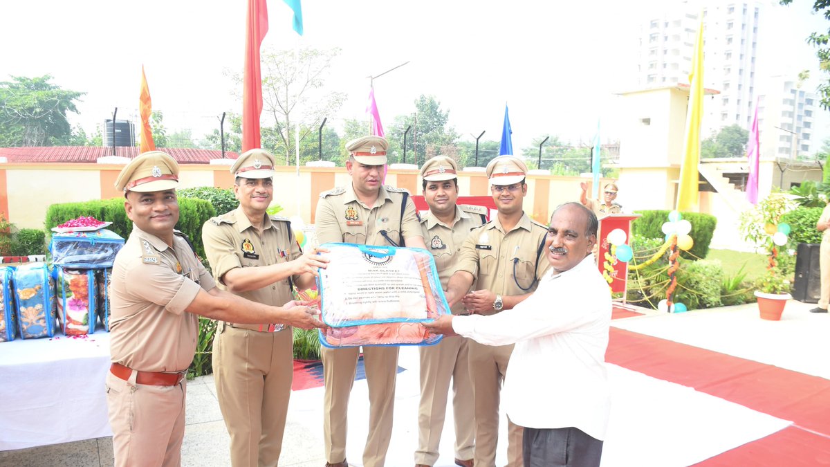 rampurpolice's tweet photo. #एसपी_रामपुर द्वारा पुलिस लाईन, रामपुर में राष्ट्रपिता #महात्मा_गांधी एवं #लाल_बहादुर_शास्त्री जी की जयंती के अवसर पर महापुरूषों के चित्रों पर माल्यार्पण कर पुलिस कर्मियों को शपथ दिलाई गई तथा चतुर्थ श्रेणी कर्म0गण को कंबल वितरित किये गये।
#UPPolice 
#RampurPolice https://t.co/X4UCbudW2r