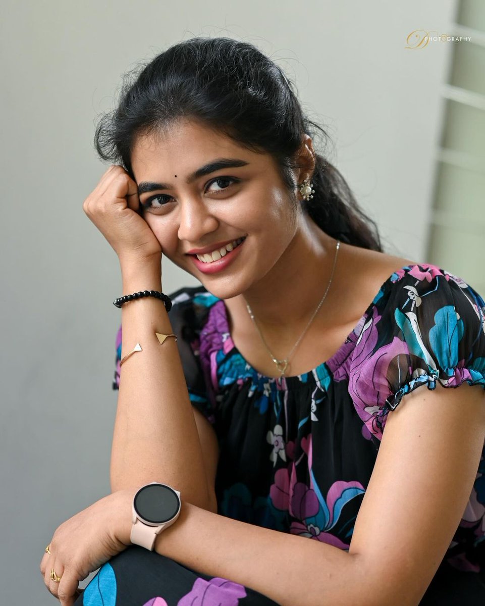 king81338753432's tweet photo. Shortfilm lo chasindhi abba abba em unntadhi Lanja perfect gaa wife material laga unntadhi sariga chustey https://t.co/W1ZfHYw543