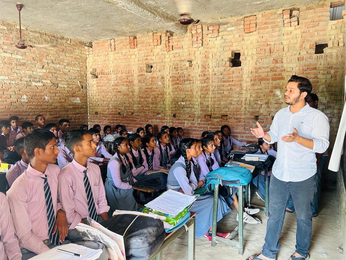 CollCommunity's tweet photo. सेवा साथ विकास फाउंडेशन, CollCom के सहयोग से 'साइबर संस्कार प्रोजेक्ट' के तहत गाजीपुर जिले के अन्नपूर्णा शिक्षा मंदिर के विद्यार्थियों को साइबर क्राइम के प्रति जागरूक करते हुए।
@Cyberdost @myogiadityanath #CyberCrimeAwareness #ProjectCyberSanskar #DigitalSafety #CollCom https://t.co/XmM9vplTcL