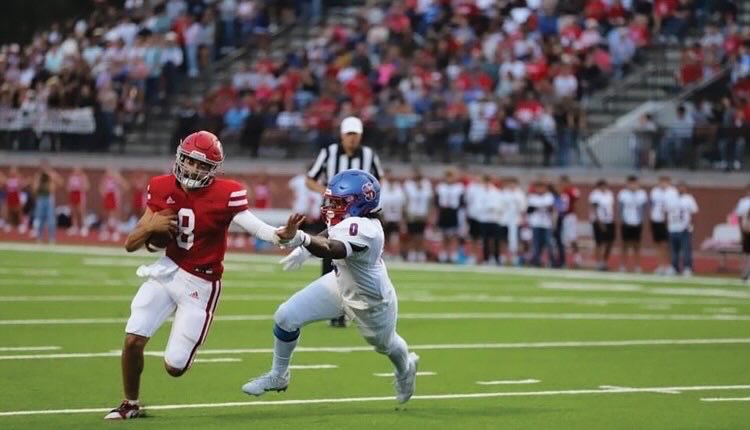 Alan Flores has started off his senior season at QB well for 3-1 Dodge City (6A). In their recent win over Liberal, Flores went 13/16 with 316 passing yards in the game and 2 passing TDs. Impressive start for Dodge City who only won 3 games all last season. #sportsinkansas 

📸: