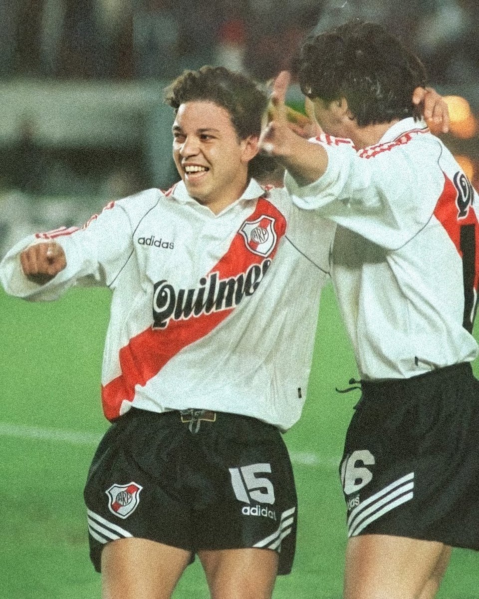Tricampeón con River y campeón de la Copa Libertadores, pero ojo que los hinchas de boca dicen que fue perdedor.

Avisenle a estos nenazos que el fútbol no se inventó en el 2001 con Macri.