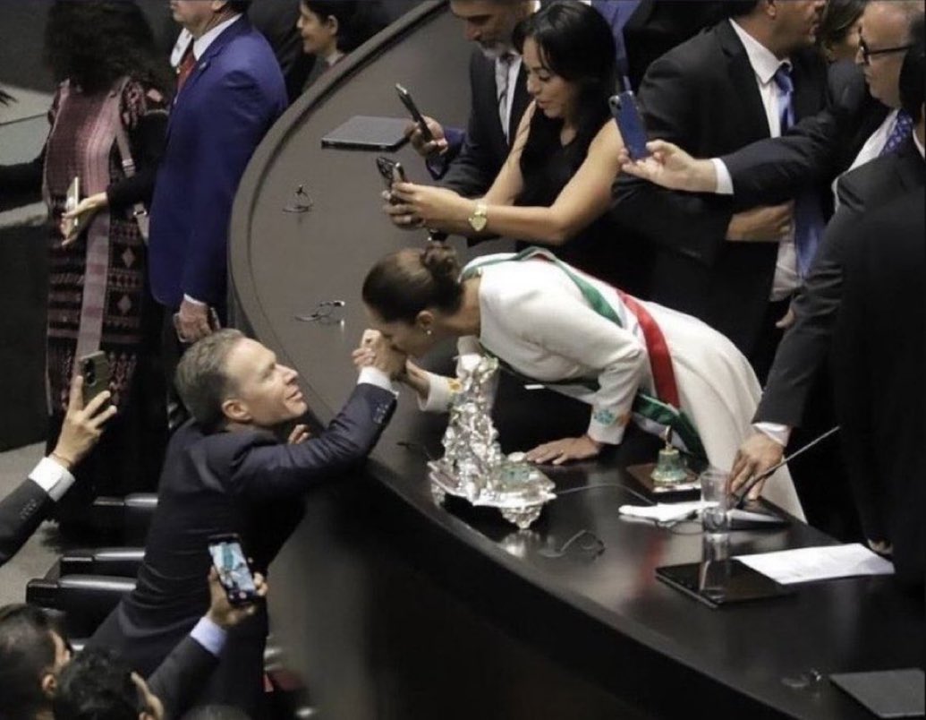 V_TrujilloM's tweet image. “En un beso, sabrás todo lo que he callado.”
Pablo Neruda