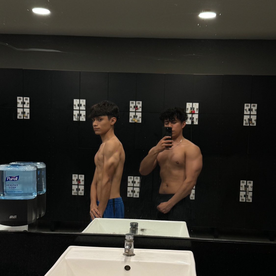 Eriktrejo_'s tweet photo. Guiando jóvenes en el gimnasio 
Un día más, un paso más cerca de tus objetivos. ¡No te rindas! 😎💪

#Gimnasio #Motivación #Jóvenes #Fitness https://t.co/PhL1lRlJQM