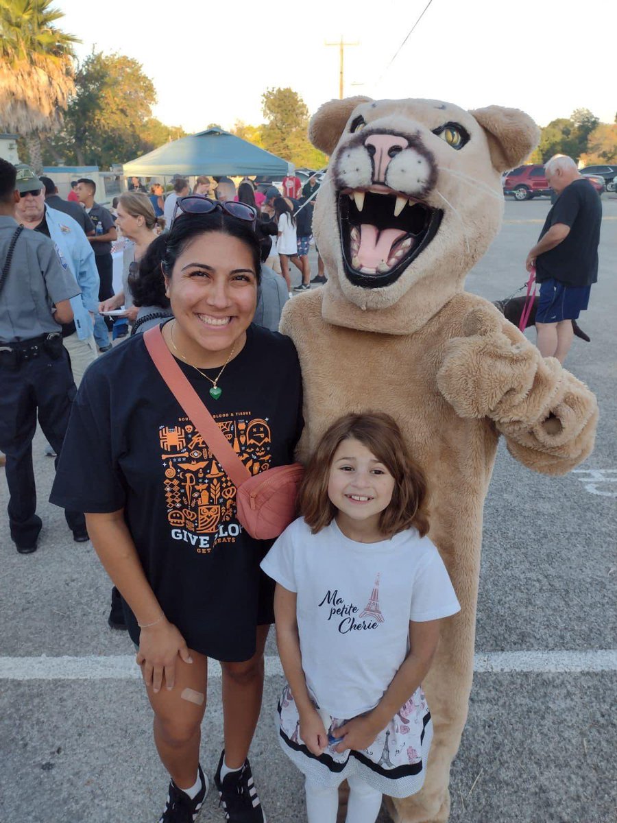 aguirrereads's tweet photo. ๐พ๐พThe CNE Cougar with friends new and old! So fun to see our Cougars out and about in the neighborhood! #RootedColoniesNorth #NationalNightOut๐พ๐พ https://t.co/4VWgFKBpRX