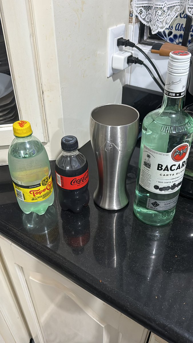 jenk8's tweet photo. Para mi siguientes truco vamos a necesitar “Ya no pienso en ti” y la mezcla perfecta…
#bacardi #principe https://t.co/k9TFxEnSUa