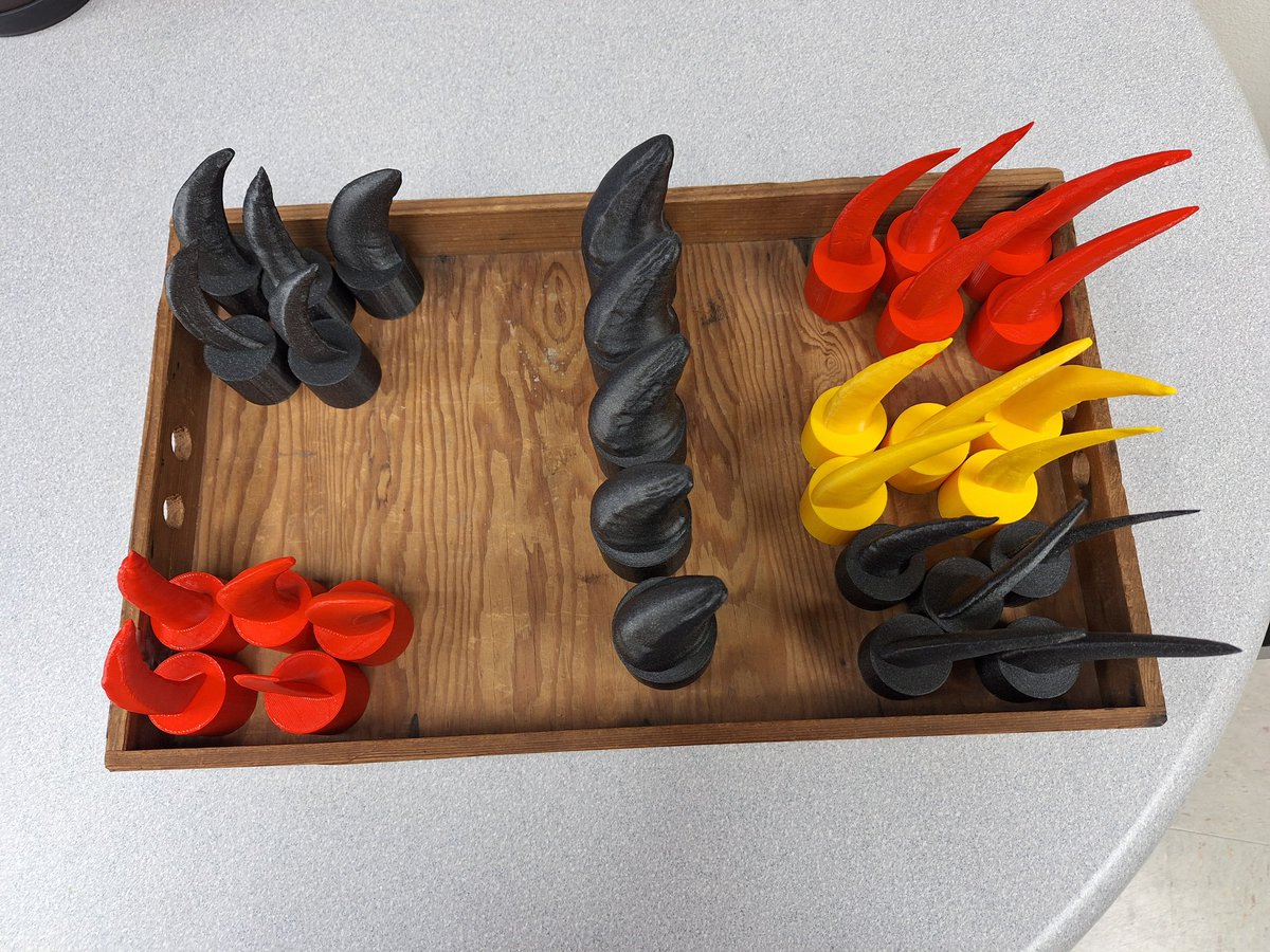 Printed a bunch of different saber teeth for @Tseng_ZJ 's extreme mammals class, of course I had to print in different colors to make a Belgian flag 🇧🇪😎🦷