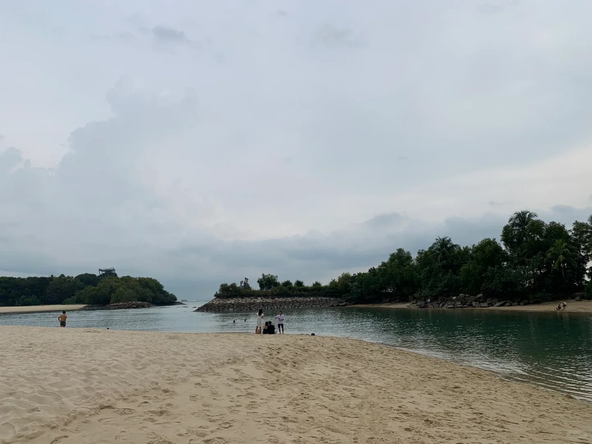 曇りの日のセントーサビーチは本当にまあまあです