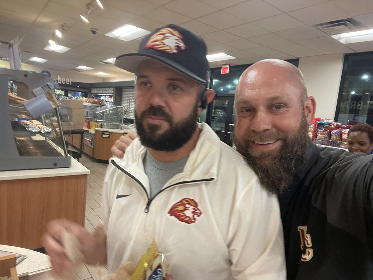 CoachWyman11's tweet photo. 2nd day in a row of swinging by to check out our friends @RaceTrac 🥳🎉🙌🏼
Great win by the @hcagirlsflagfootball team!!!!
It’s always great sharing a @RaceTrac stop with my boy @coachdlinc 🫶🏼
#SwirlWorld🤤 https://t.co/3819WFgdbT
