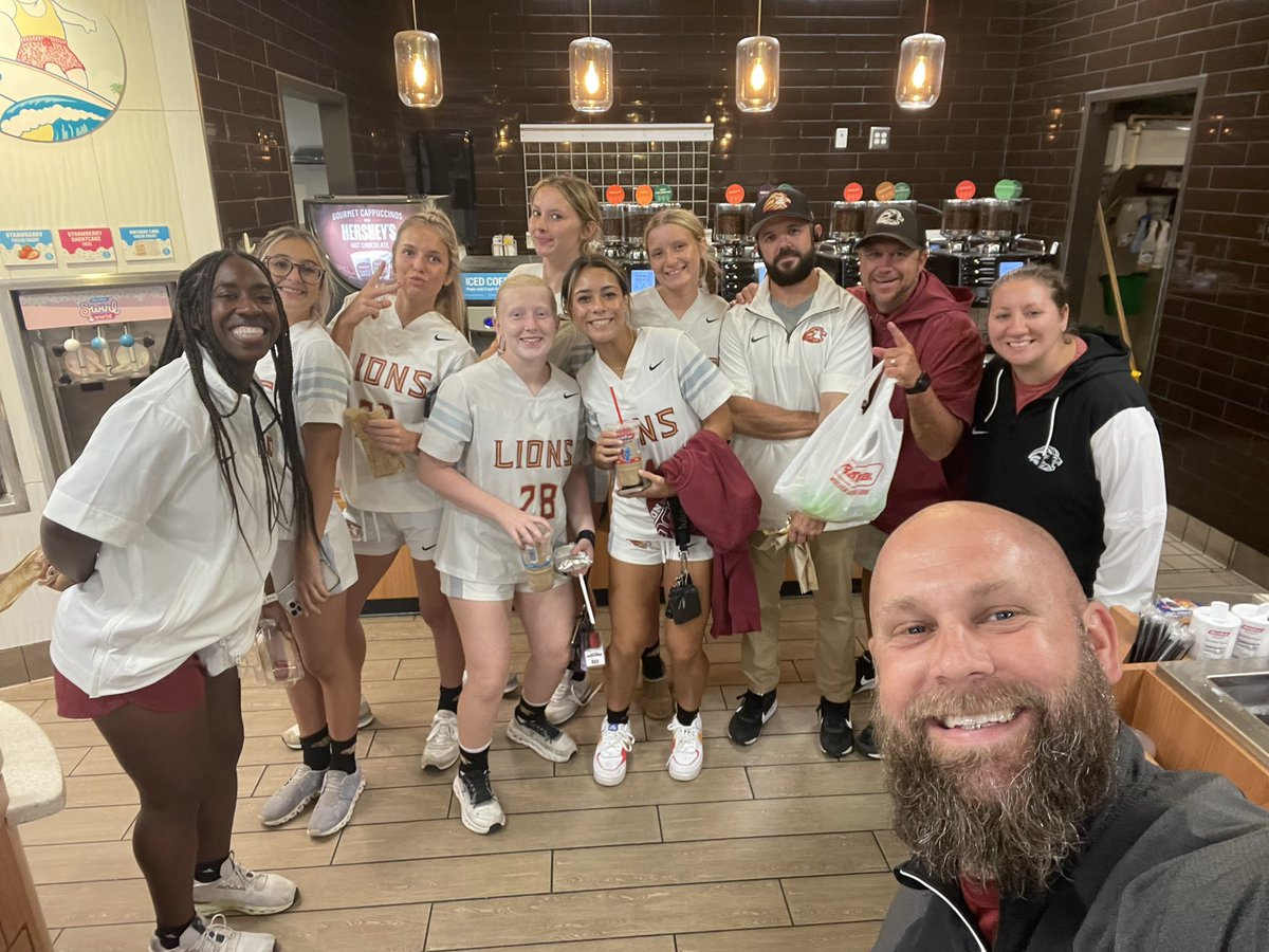 CoachWyman11's tweet photo. 2nd day in a row of swinging by to check out our friends @RaceTrac 🥳🎉🙌🏼
Great win by the @hcagirlsflagfootball team!!!!
It’s always great sharing a @RaceTrac stop with my boy @coachdlinc 🫶🏼
#SwirlWorld🤤 https://t.co/3819WFgdbT