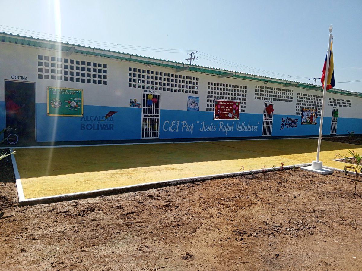 #01Oct | #Anzoátegui 🟢 El día de hoy se hizo entrega del C.EI Prof. Jesús Rafael Valladares con el acompañamiento del gobernador <a href="/luismarcanos/">Luis Marcano</a> , la alcaldesa <a href="/sugeyherreram/">Sugey Herrera</a> y la directora del <a href="/cdceanzoategui/">Centro de Desarrollo de la Calidad Educativa Anz</a> . 

<a href="/NicolasMaduro/">Nicolás Maduro</a> 
<a href="/LealTelleria/">M/G Carlos Leal Tellería</a> 
<a href="/cnaeoficial/">cnaeoficial</a>