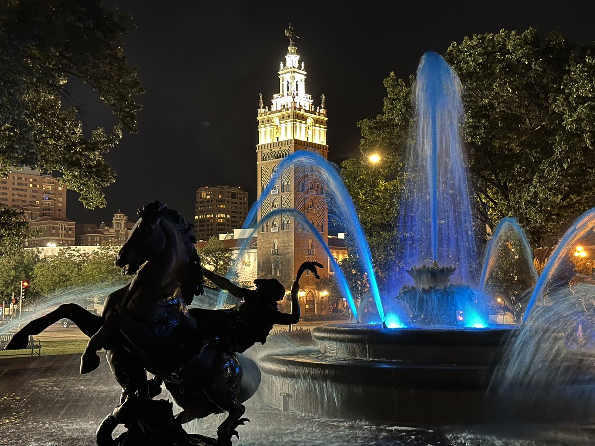 chris_stritzel's tweet photo. KC is lit up blue for the #Royals and it’s beautiful. https://t.co/vxY4q4KgFJ
