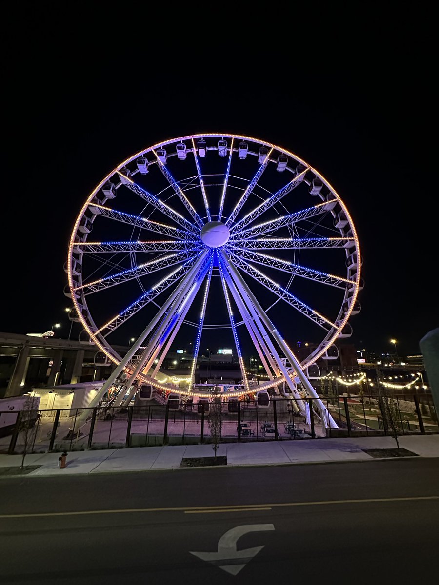 chris_stritzel's tweet photo. KC is lit up blue for the #Royals and it’s beautiful. https://t.co/vxY4q4KgFJ