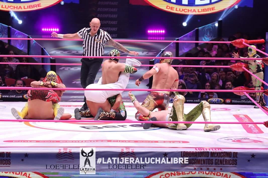 LaTijeraLucha's tweet photo. La segunda lucha del #MartesDeArenaMexico es para el bando técnico al dar cuenta de #EnfermeroJr, #Grako y #Nitro, los jóvenes técnicos supieron aprovechar su mayor velocidad y espectacularidad a pesar del nerviosismo inicial, con el liderazgo... https://t.co/X2IjPezd4H
