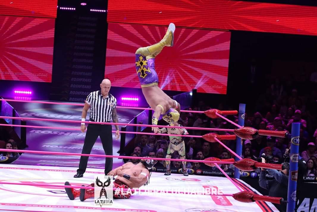 LaTijeraLucha's tweet photo. La segunda lucha del #MartesDeArenaMexico es para el bando técnico al dar cuenta de #EnfermeroJr, #Grako y #Nitro, los jóvenes técnicos supieron aprovechar su mayor velocidad y espectacularidad a pesar del nerviosismo inicial, con el liderazgo... https://t.co/X2IjPezd4H