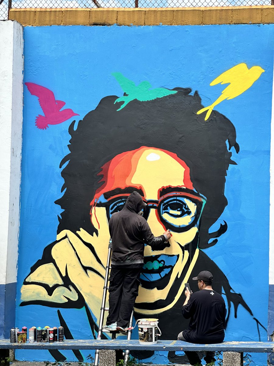 Hernan_MurielP's tweet photo. 🚨CUIDADO | Estudiantes de un colegio público en Envigado pintaron, junto con uno de sus expersoneros (@Camilo_rpog) y con autorización de la institución, el rostro de Jaime Garzón en una pared, haciendo un ejercicio en grupo artístico y de memoria…. Y lo primero que dice un concejal del Centro Democrático en ese municipio es que tienen “intenciones guerrilleras”??? 

La política en Antioquia lo que está es llena de ignorantes y analfabetas que siguen haciendo apología al paramilitarismo que asesinó a Jaime Garzón. Contra esa estructura de pensamiento seguiremos peleando. ¡Qué viva Garzón! Quiero una foto en ese mural