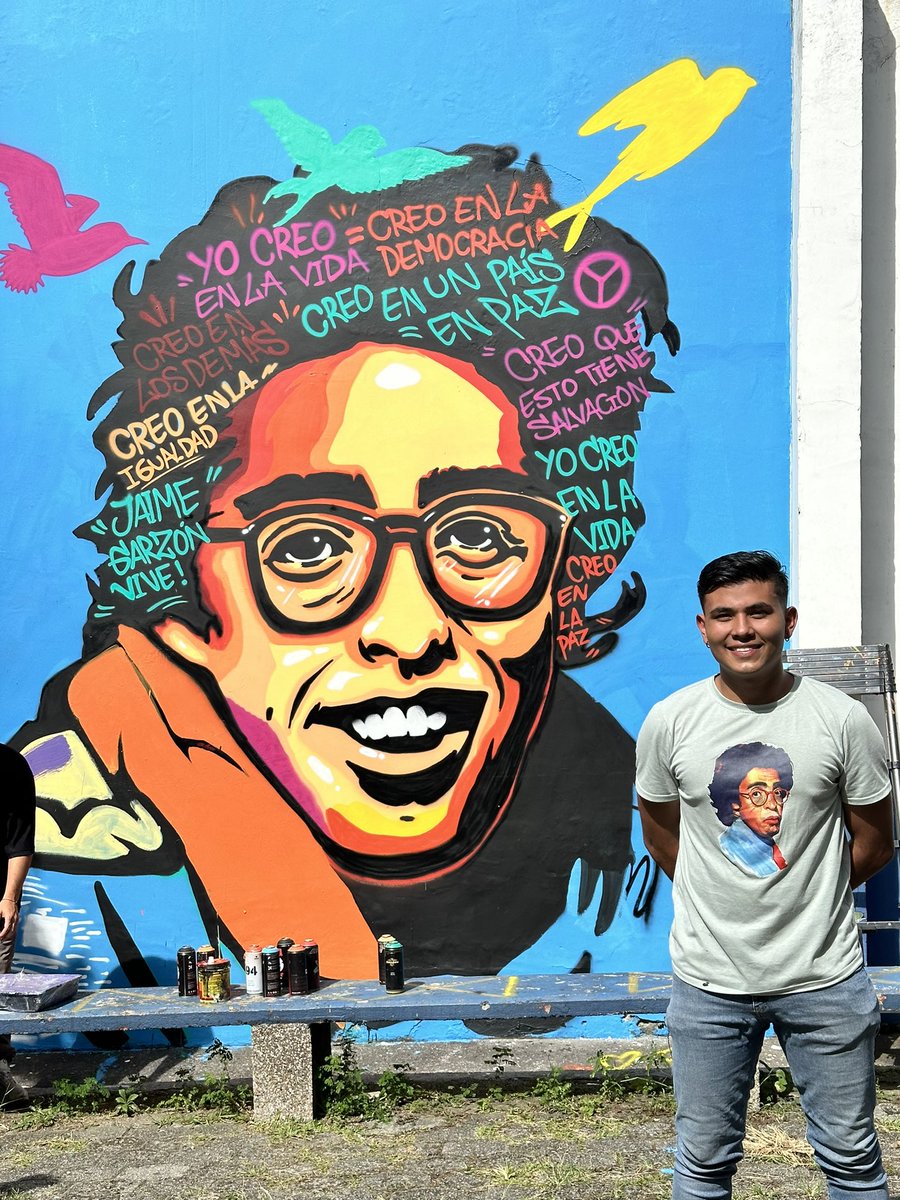 Hernan_MurielP's tweet photo. 🚨CUIDADO | Estudiantes de un colegio público en Envigado pintaron, junto con uno de sus expersoneros (@Camilo_rpog) y con autorización de la institución, el rostro de Jaime Garzón en una pared, haciendo un ejercicio en grupo artístico y de memoria…. Y lo primero que dice un concejal del Centro Democrático en ese municipio es que tienen “intenciones guerrilleras”??? 

La política en Antioquia lo que está es llena de ignorantes y analfabetas que siguen haciendo apología al paramilitarismo que asesinó a Jaime Garzón. Contra esa estructura de pensamiento seguiremos peleando. ¡Qué viva Garzón! Quiero una foto en ese mural