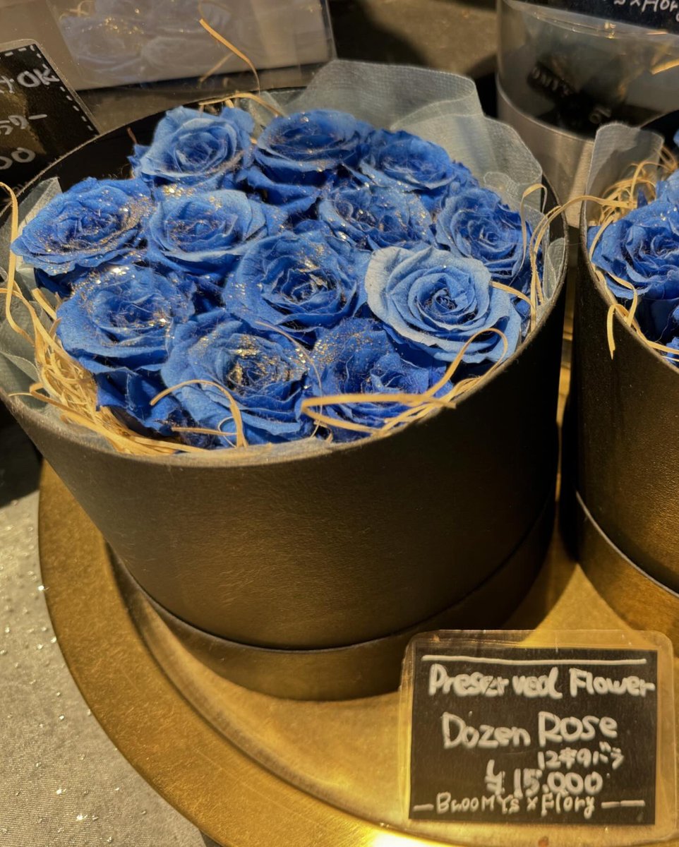 EAST2階
フラワーカフェ「Bloomy's×Flory」🌹

カフェなので美味しいコーヒーやお菓子はもちろん、
写真のようなプリザーブドフラワーが入り口にずらり👀
楽しいひと時をお花と一緒に過ごせます💕

プレゼント用、あるいは自宅用に購入もできます！
お立ち寄りの際はぜひ覗いていってください🤍